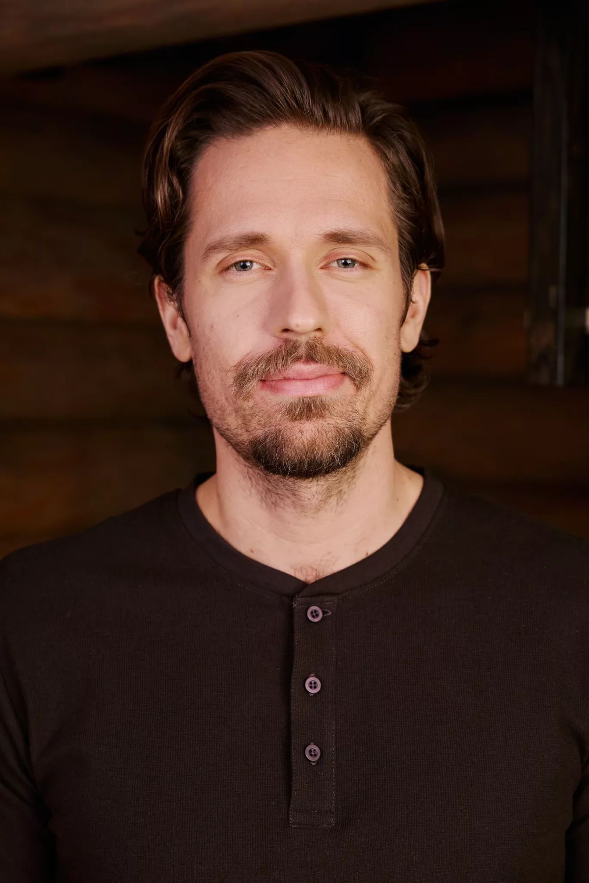 E90f0c9206c845baa6624446454df4b3 RA SS26 195 Reino henley t shirt 195 RA10264 1987 Brown 2503 1 png